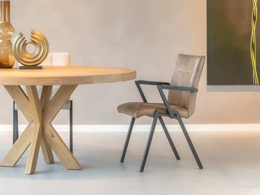 bruine eettafelstoel met open armleuning