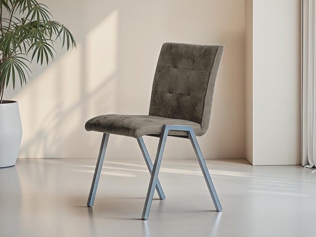 eetkamerstoel met moderne bekleding en robuust metalen frame