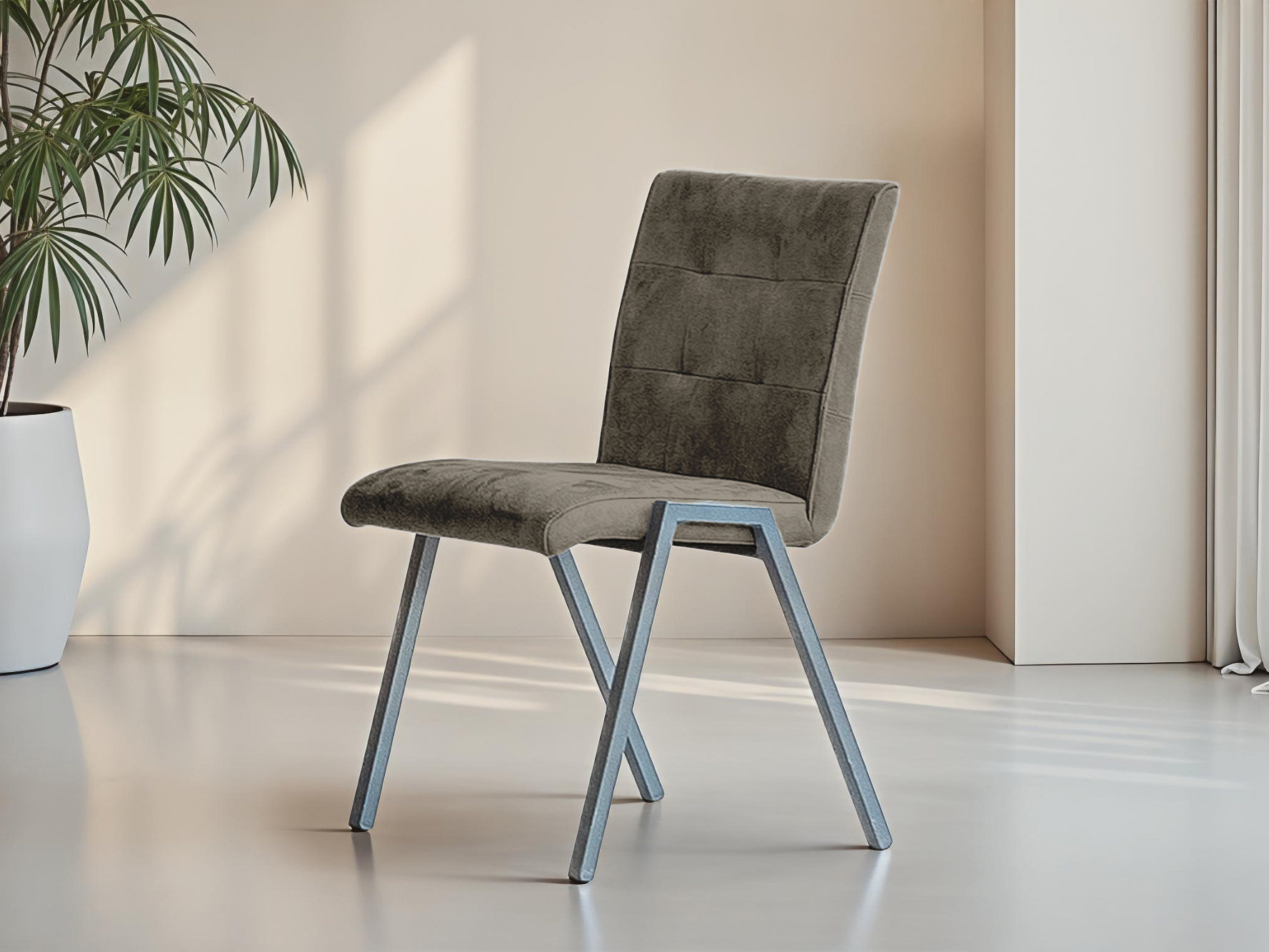 eetkamerstoel met moderne bekleding en robuust metalen frame