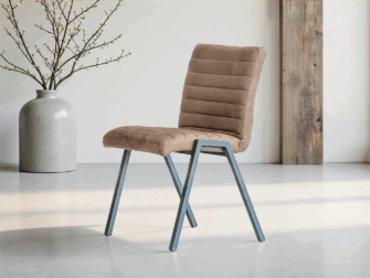 Taupe eetkamerstoel met zachte bekleding en stalen frame