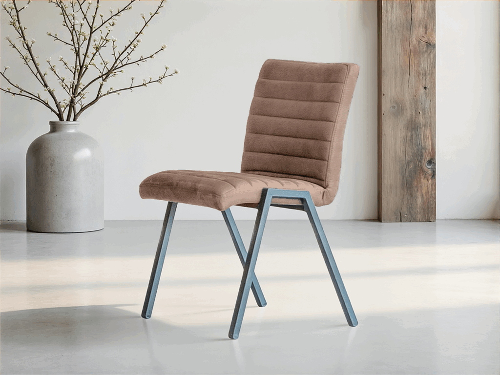 Licht bruine stoel met zachte zitting en metalen poten