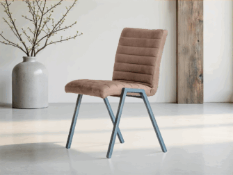 Licht bruine stoel met zachte zitting en metalen poten