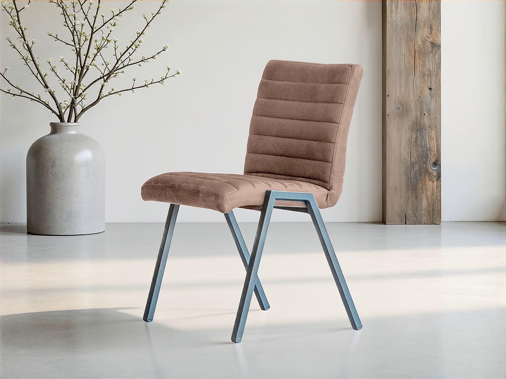 Licht bruine stoel met zachte zitting en metalen poten