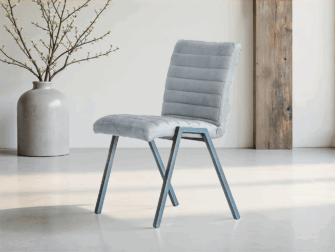 Lichtgrijze eetkamerstoel met moderne uitstraling