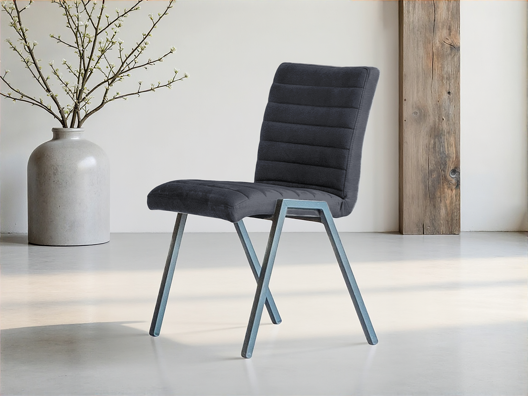 Donkergrijze eetkamerstoel met luxe bekleding en metalen frame