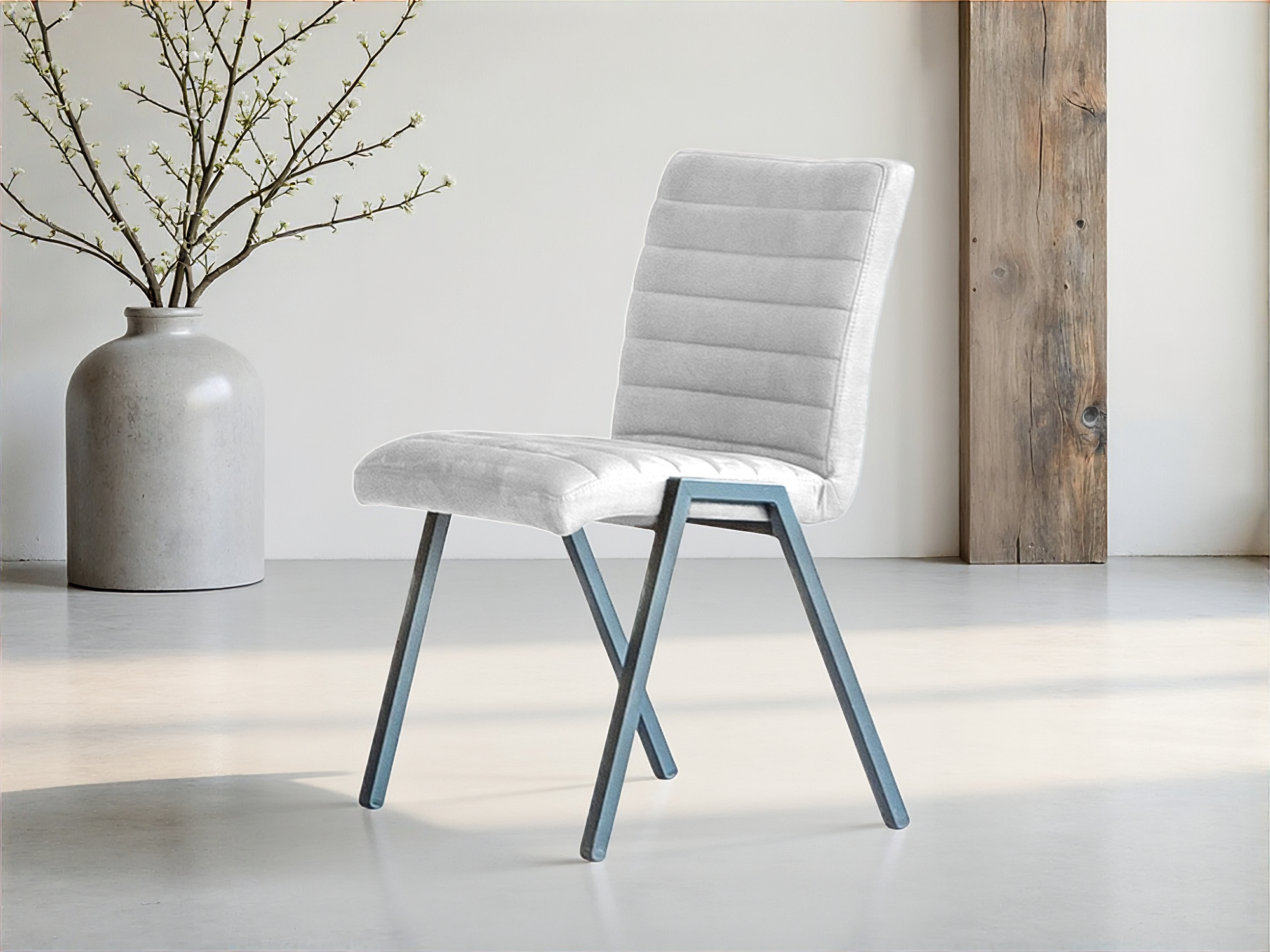 Witte designstoel met zachte stof en strak onderstel