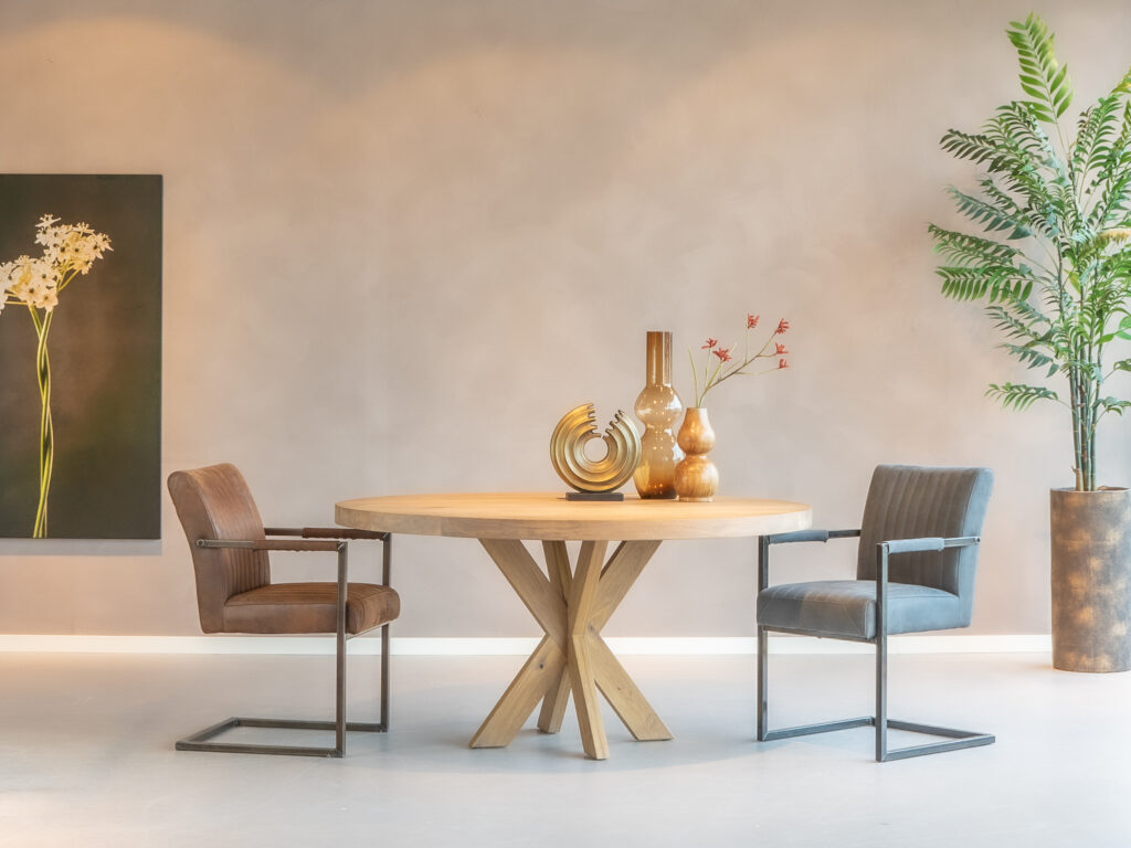 eetkamerstoel met open arm leuning in het grijs