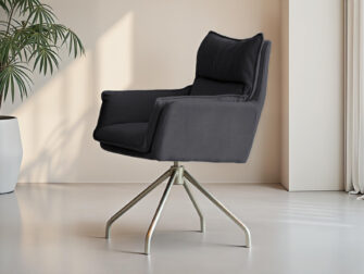 Draaibare eetkamerstoel in matzwarte stof met robuust silhouet