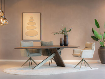 draaifunctie en gekleurde metalen poten eetkamerstoelen