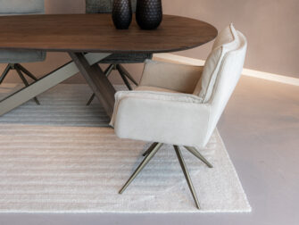 eetkamerstoel met slank frame en zachte kussens