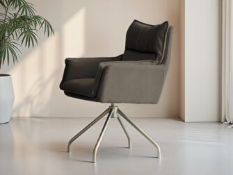 Zachte draaistoel met elegante lichtbruine bekleding en stevige zit