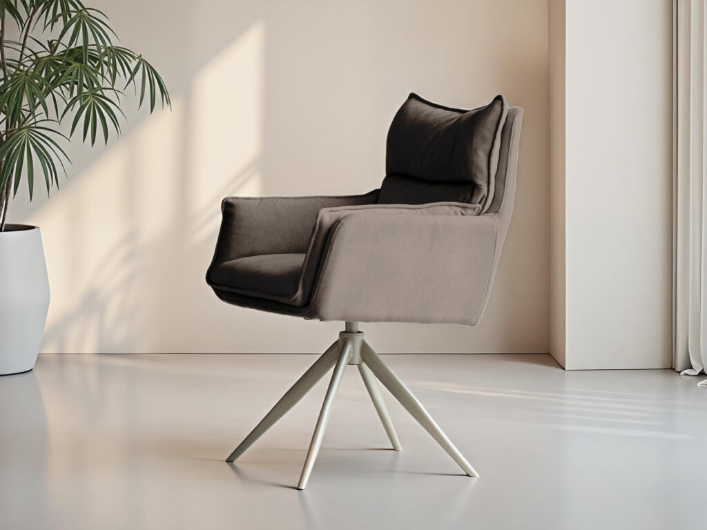 Liverkleurige eetkamerstoel met stoffen bekleding en stevig draaibaar onderstel