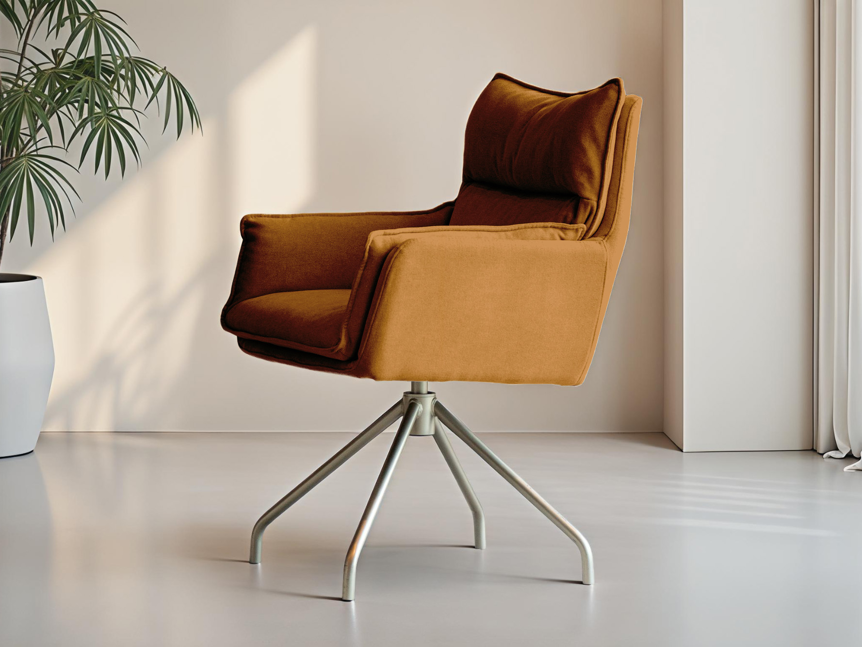 Warme okerkleurige eetkamerstoel met strak design en draaibaar frame