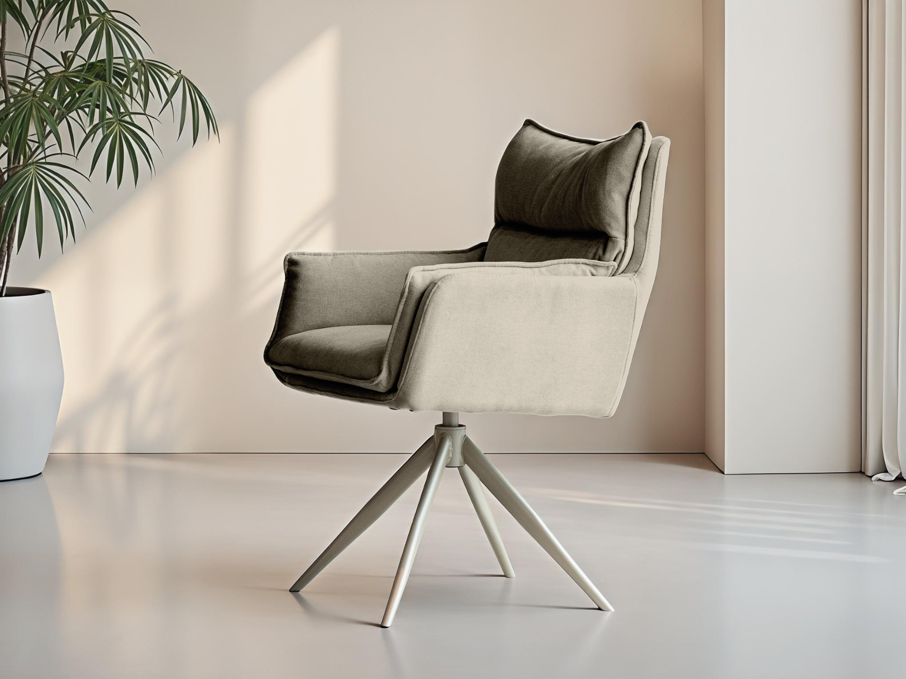 Crèmekleurige stoffen stoel met comfortabele armleuningen en draaibaar onderstel