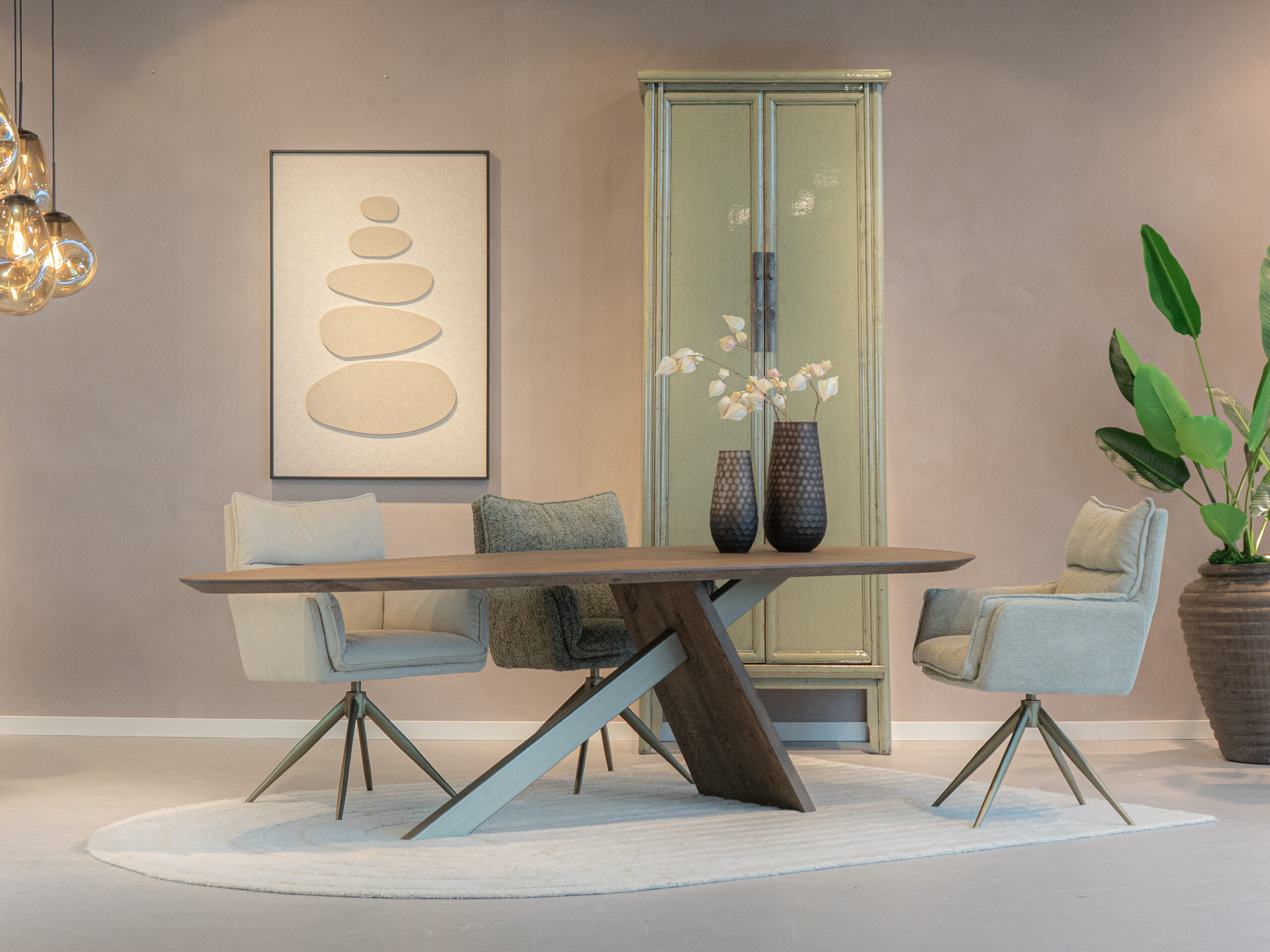 luxe eetkamerstoel met zachte fluwelen bekleding en metalen poten