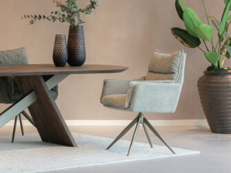 stoel met draaibare zitting en stevige poten voor optimaal gebruiksgemak