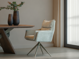 zorgvuldig afgewerkte eetkamerstoel met een elegante, loungy uitstraling