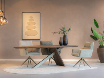 eetkamerstoel met fluwelen bekleding en metalen poten