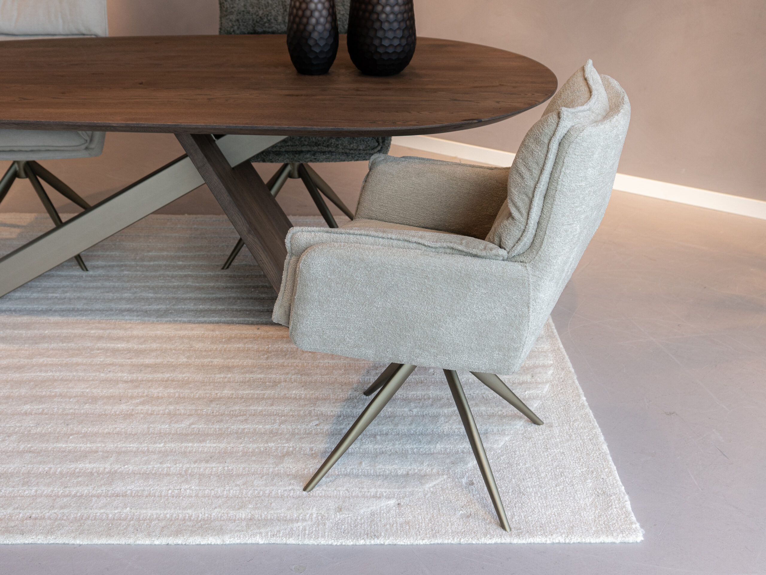 industriële eetkamerstoel met zwart stalen frame en stoffen zitting