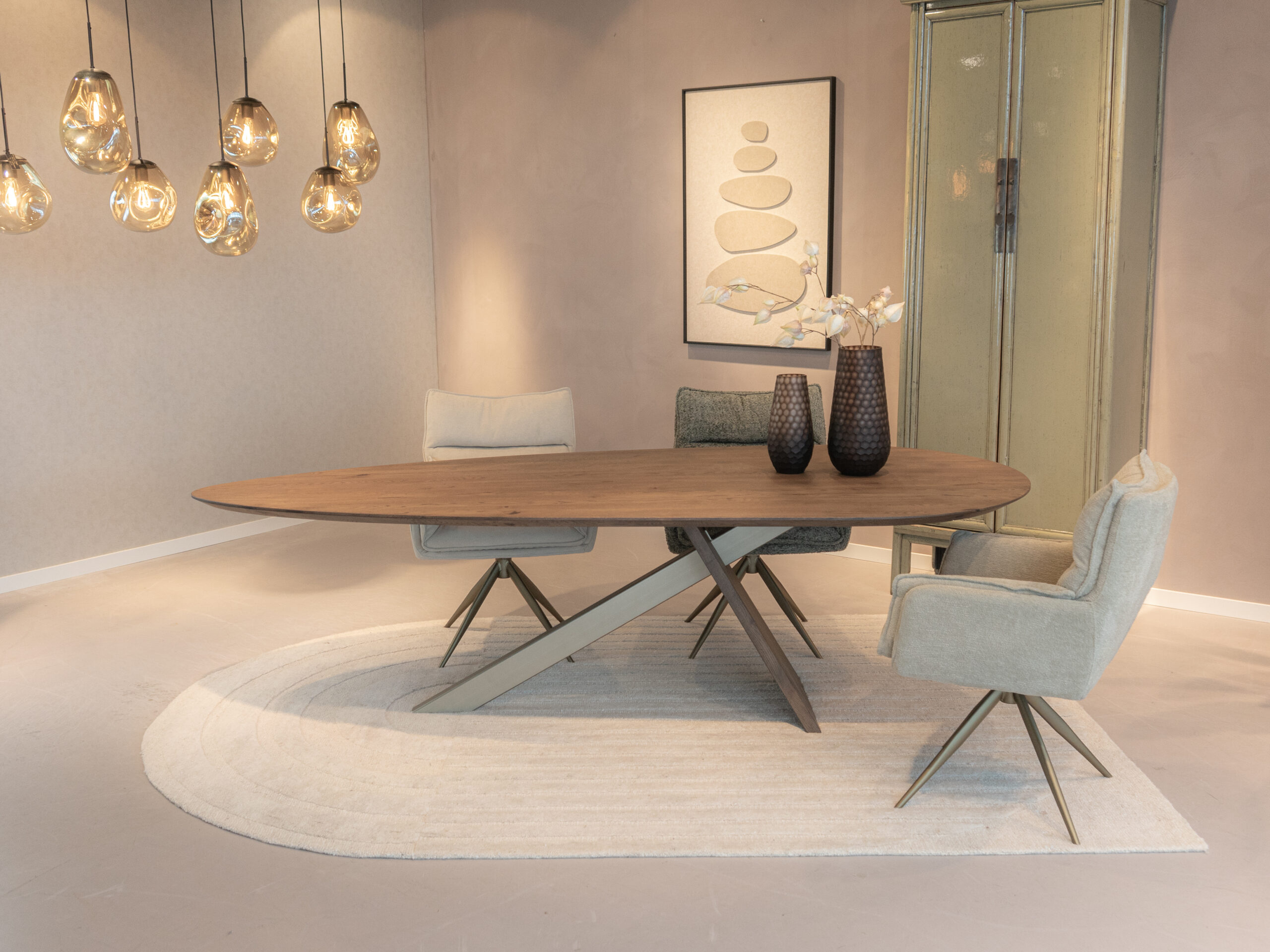 landelijke eetkamerstoel met houten frame en zachte bekleding