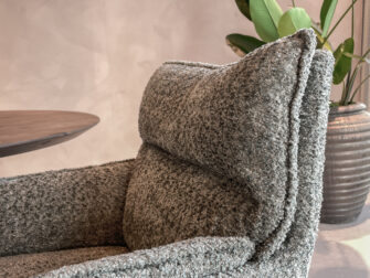 groene draaistoel met een eigentijdse uitstraling, ideaal voor een thuiskantoor of werkruimte