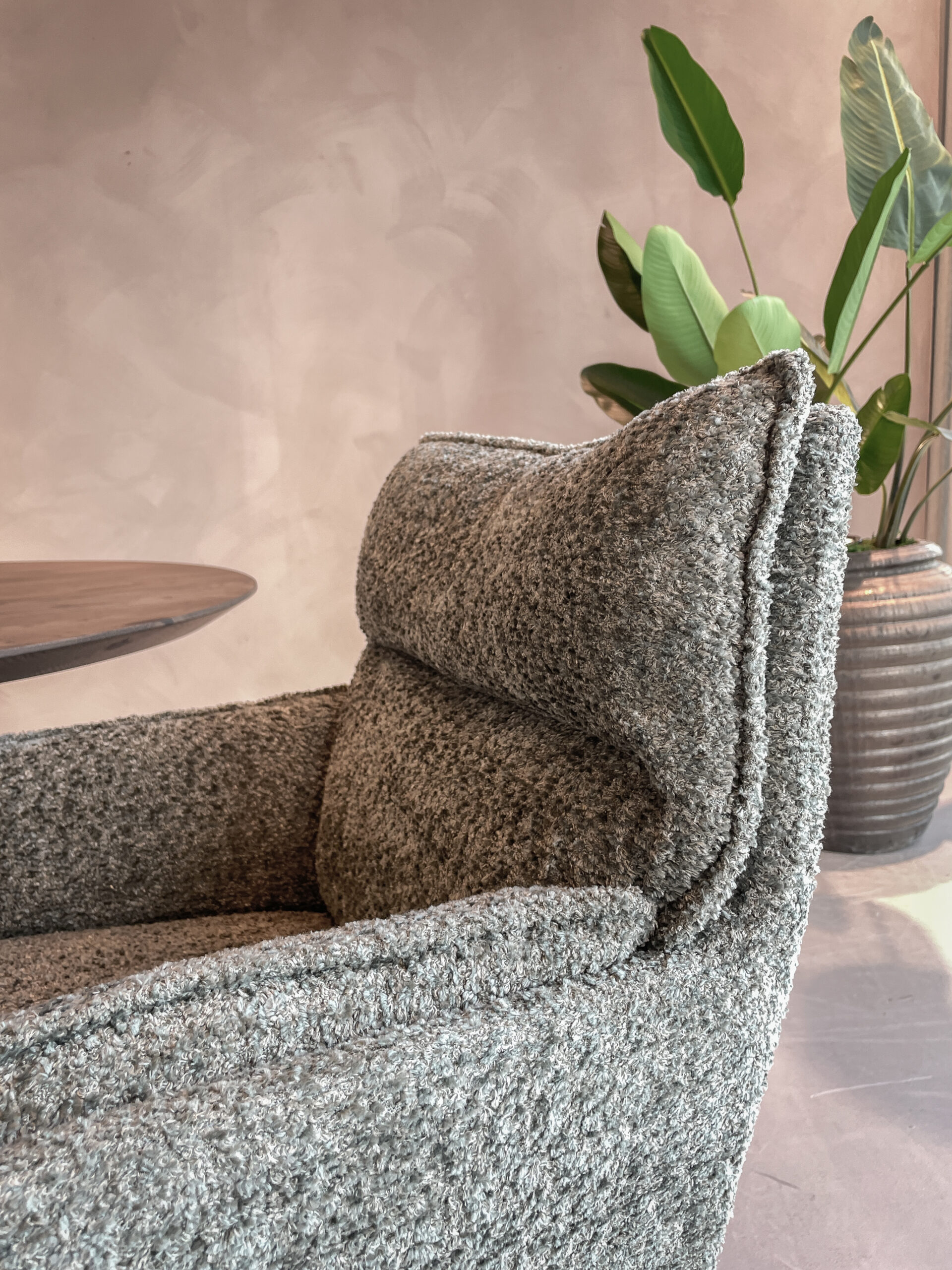 groene draaistoel met een eigentijdse uitstraling, ideaal voor een thuiskantoor of werkruimte