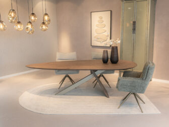 groene draaistoel met ergonomisch ontwerp, geschikt voor langdurig gebruik in een kantooromgeving