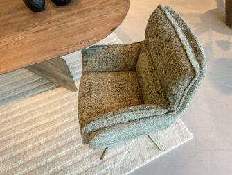 groene draaistoel met een strak design, perfect voor een kantoor met een frisse uitstraling