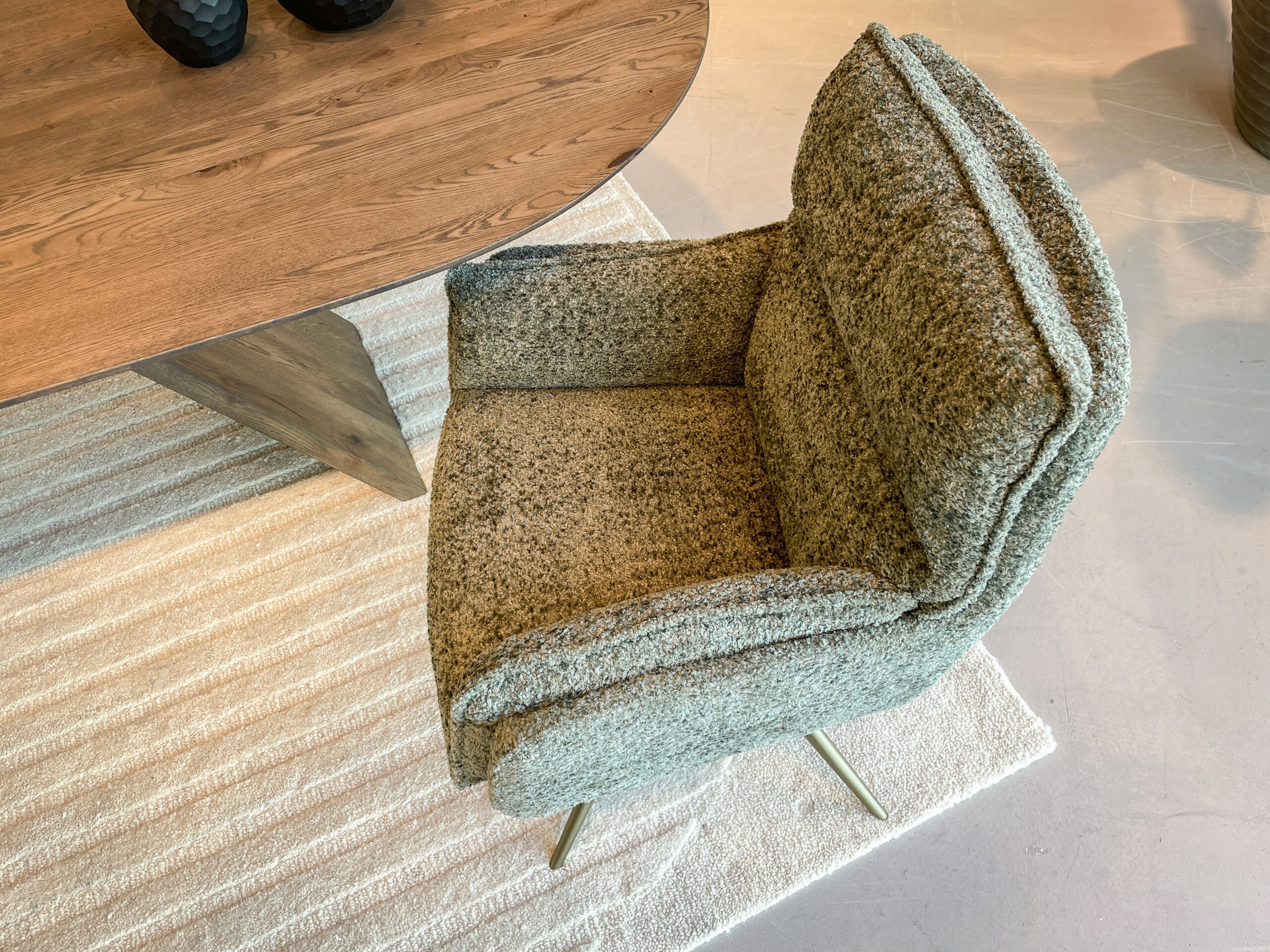 groene draaistoel met een strak design, perfect voor een kantoor met een frisse uitstraling