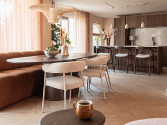 Eetkamerstoel met slanke poten en comfortabele kuipvorm