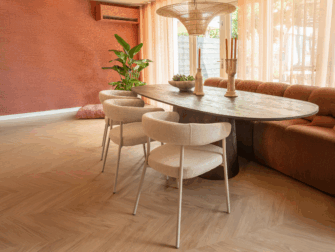 Eetkamerstoel met ronde rugleuning en halfopen ontwerp