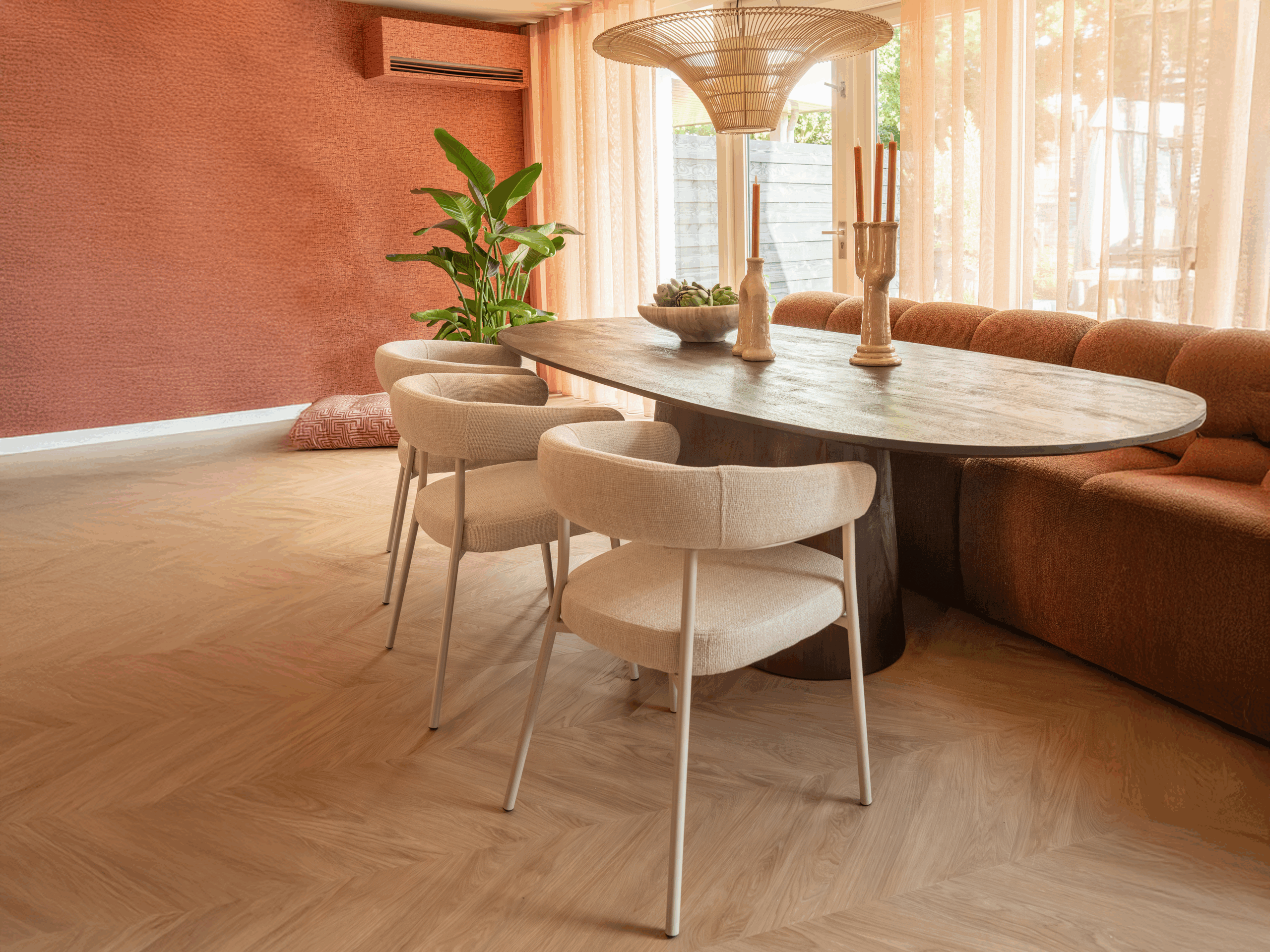 Eetkamerstoel met ronde rugleuning en halfopen ontwerp