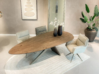 eikenhouten tafel met houten poten en een metalen onderstel