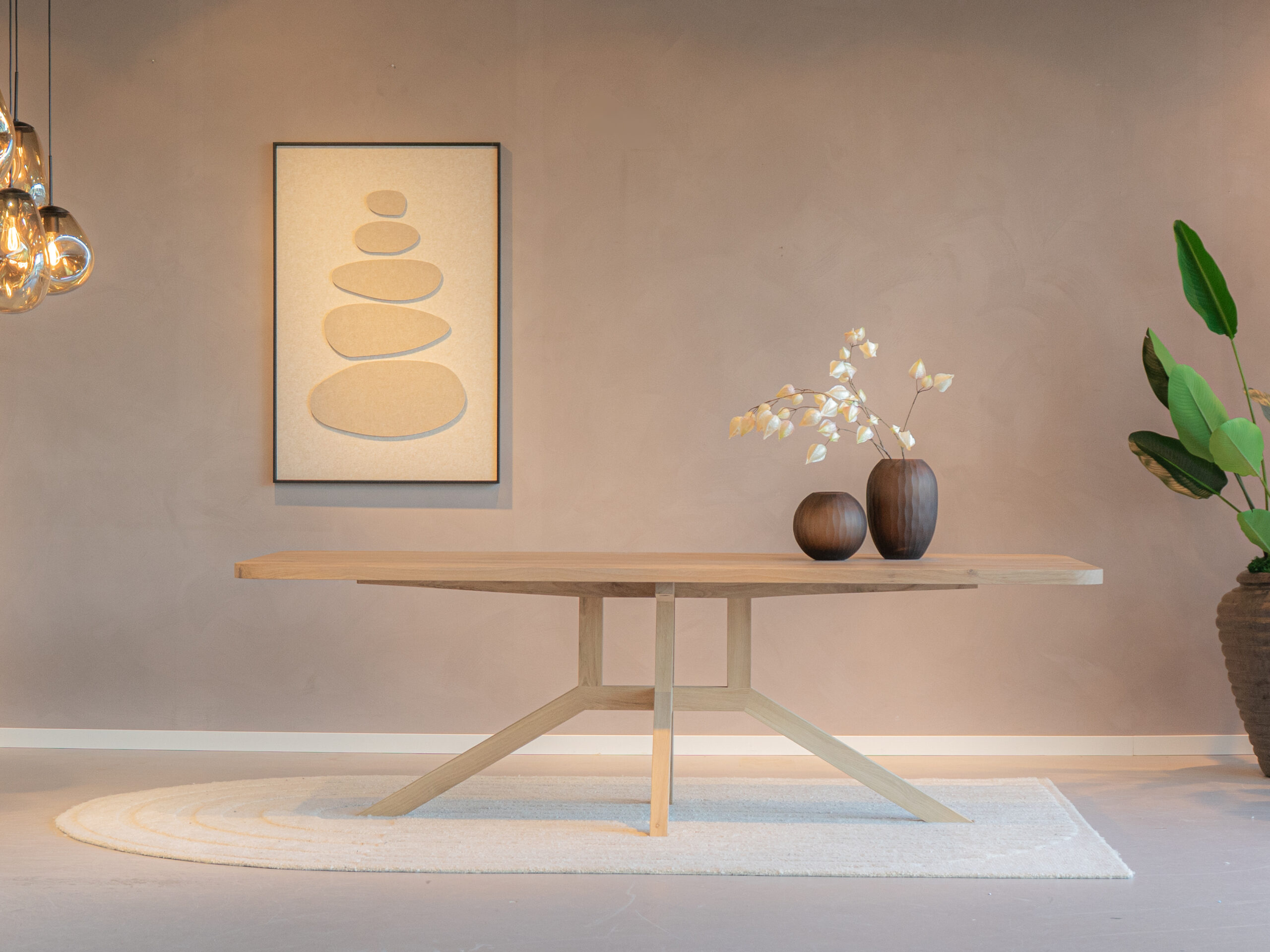 eikenhouten eettafel met klassieke houten poten