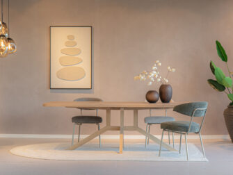 eiken eettafel met stevige, in het midden houten poten