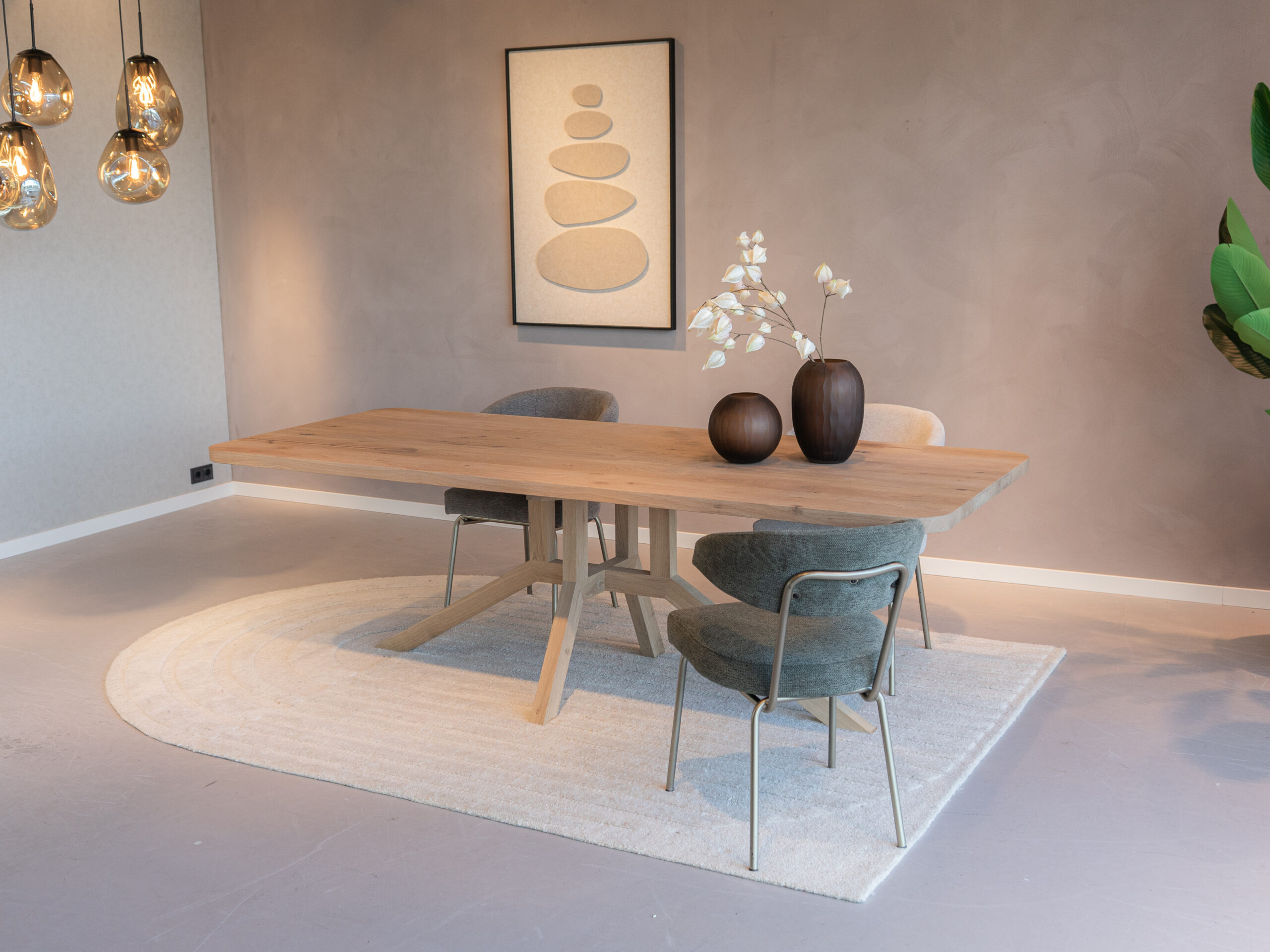 tafel van eikenhout met robuuste houten poten en een moderne uitstraling