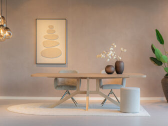 Tafel Bolzano - 240x100cm - afgeronde hoeken - ultra matte lak - met onze eetkamerstoelen Fordham en poef Rifredo eetkamertafel met houten poten voor een landelijk interieur