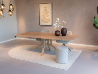 Tafel Bolzano - 240x100cm - afgeronde hoeken - ultra matte lak - met onze eetkamerstoelen Fordham en poef Rifredo eiken eettafel met houten poten in moderne stijl