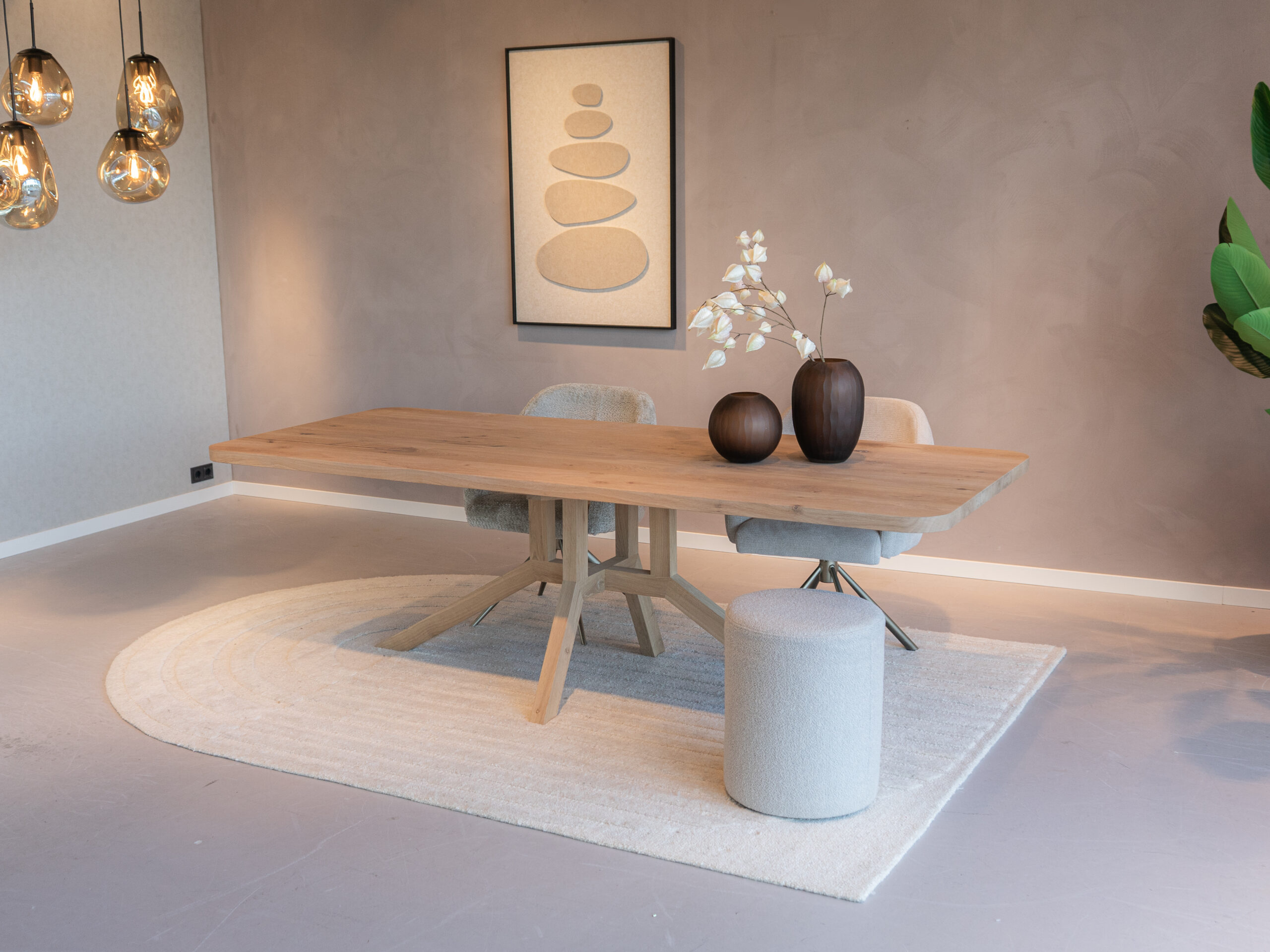 eiken eettafel met houten poten in moderne stijl