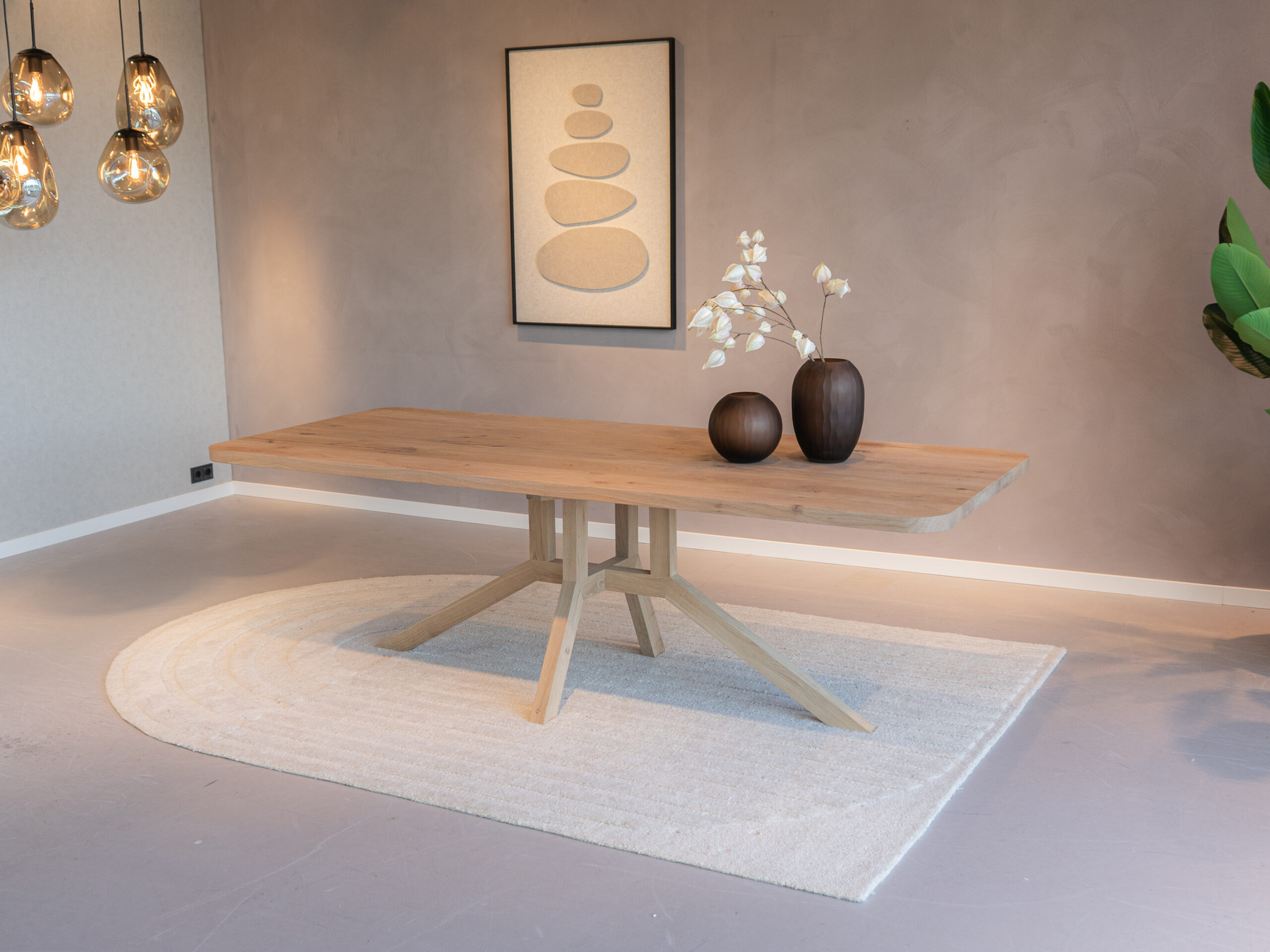 eiken eetkamertafel met strakke houten poten voor een moderne look