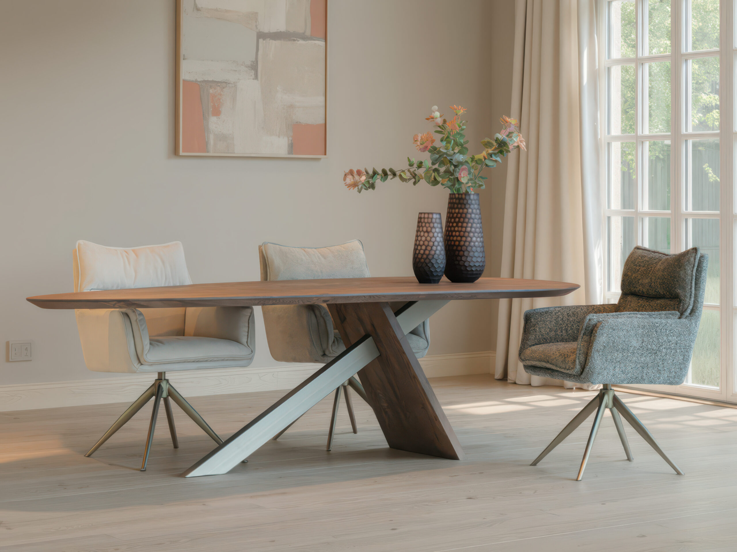 Massief eiken eettafel in druppelvorm met een elegant en speels silhouet