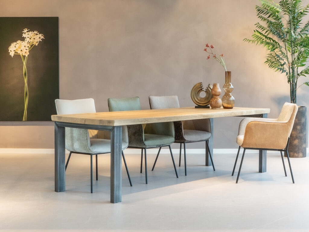 Eetkamerstoel met zwarte ronde pootjes in natuurlijke tinten