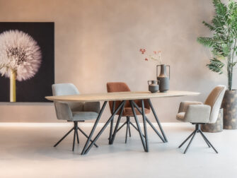 Deense ovale 'Mazarin' eettafel gecombineerd met moderne Stino eetkamerstoelen, ideaal voor een hedendaags interieur.