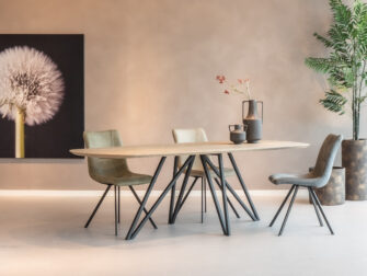 Ovale 'Mazarin' eettafel in een Scandinavisch design, vergezeld van stijlvolle Trevano eetkamerstoelen.