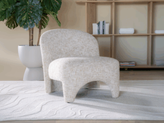 Fauteuil met organische ronde vormen en lage zithoogte