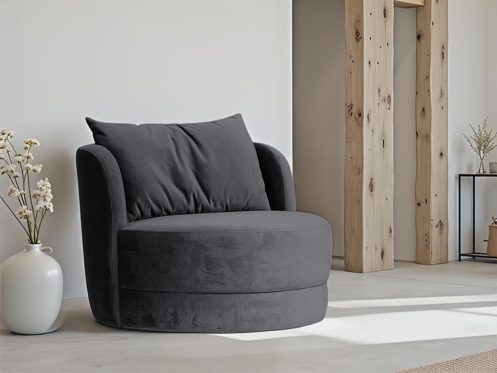 Ronde fauteuil in donkergrijze bekleding met twee grote comfortabele kussens