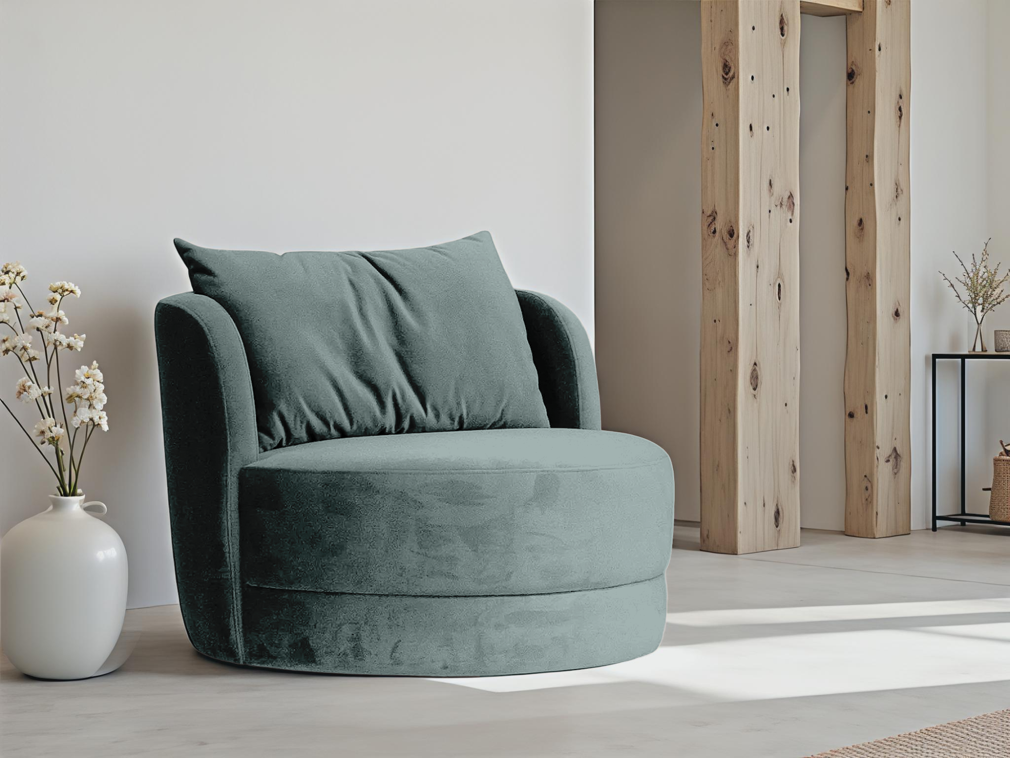 Fauteuil met afgeronde zitting en rug in blauwgroene stof, inclusief losse kussens