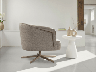 Bruin/beige draaifauteuil met licht metalen onderstel