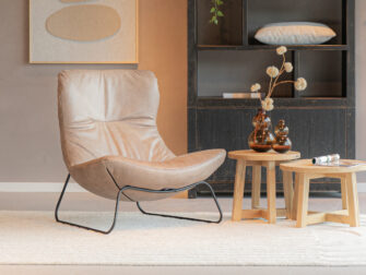 Taupe kleurige stoel met zwarte beugelpoot