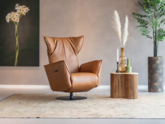 Moderne fauteuil Delano in chilline cognac voor een hedendaagse woonkamer